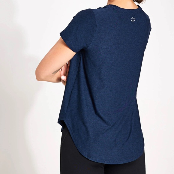 BEYOND YOGA Featherweight On The Down Low Tee - Nocturnal Navy size M - Picture 2 of 9